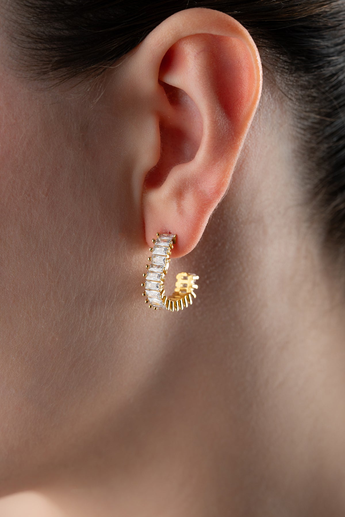 Zirkon Taşlı Halka Küpe – 925 Ayar Gümüş – Altın Kaplama