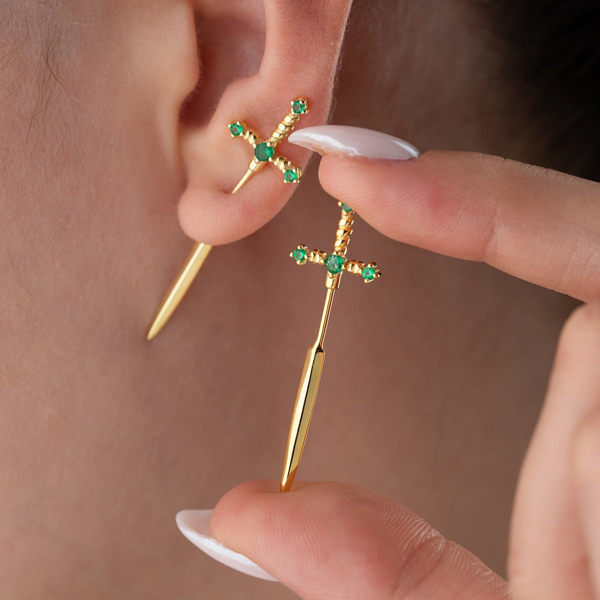 Yeşil Taşlı Kılıç Küpe – Minimalist Stil