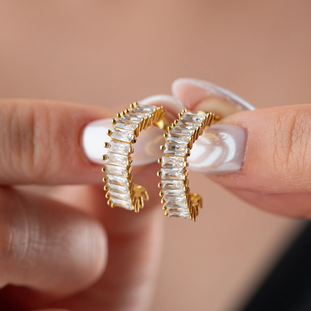 Zirkon Taşlı Halka Küpe – 925 Ayar Gümüş – Altın Kaplama