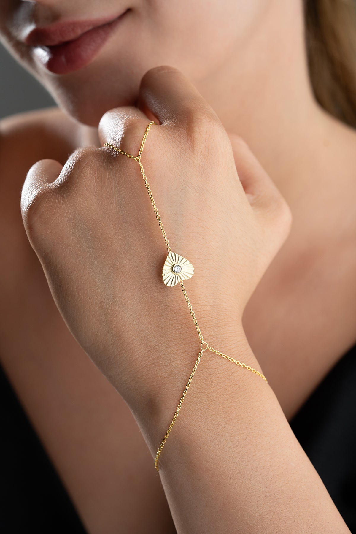 Handkette in Gold mit Herz und Stein – Şahmeran-Stil