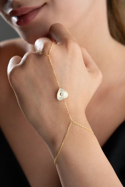 Handkette in Gold mit Herz und Stein – Şahmeran-Stil