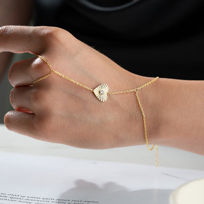 Handkette in Gold mit Herz und Stein – Şahmeran-Stil