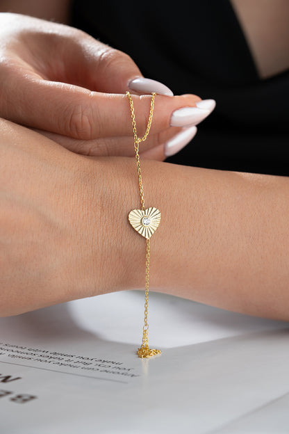 Handkette in Gold mit Herz und Stein – Şahmeran-Stil