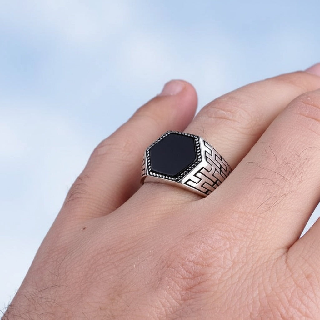 Herrenring aus Silber mit schwarzem Onyxstein