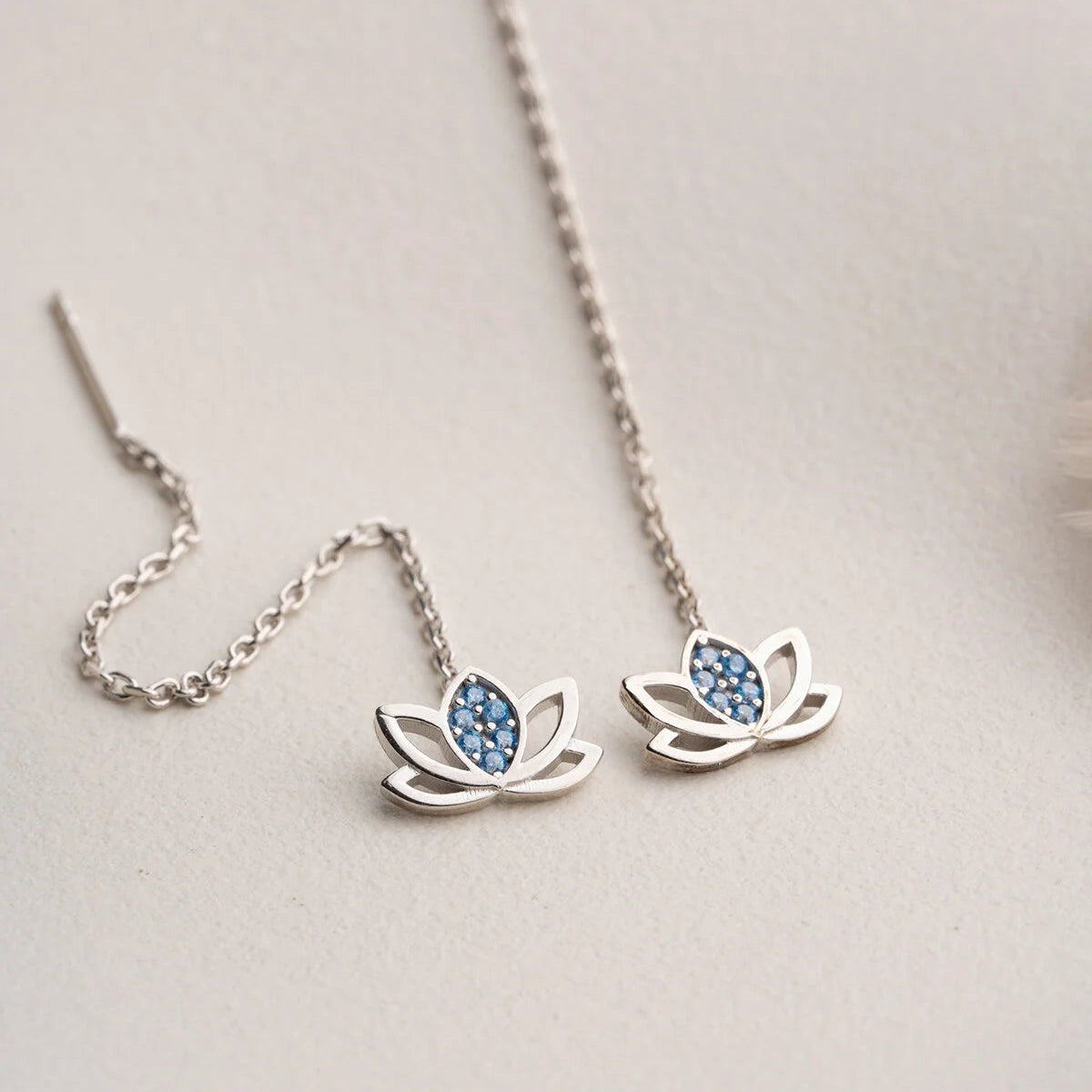 Minimalist Mavi Taşlı Lotus Zincir Küpe | 925 Ayar Gümüş