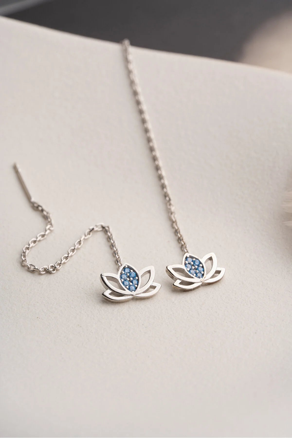 Minimalist Mavi Taşlı Lotus Zincir Küpe | 925 Ayar Gümüş