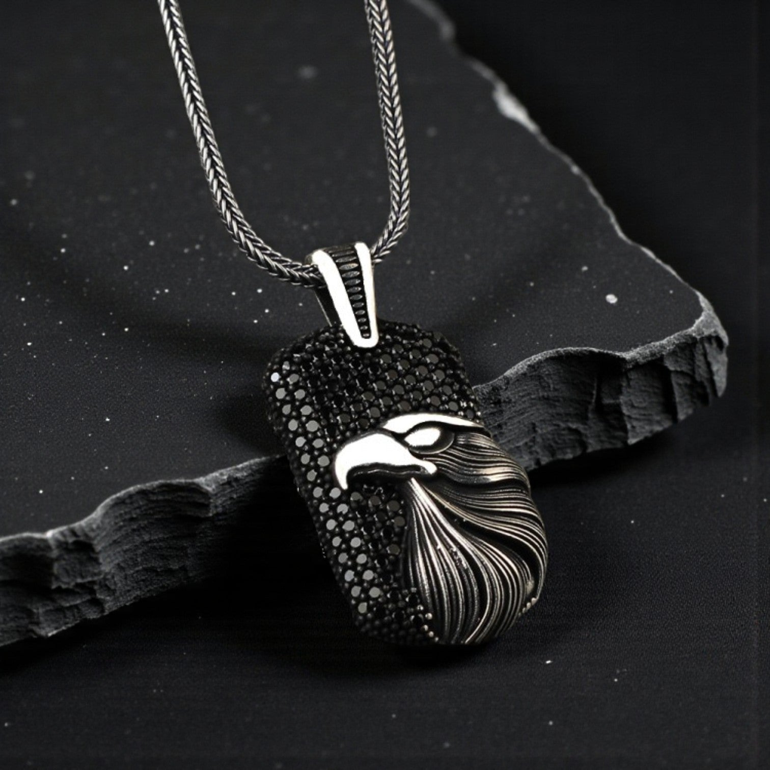 Collier en argent avec un aigle en pierre de zircon conçu