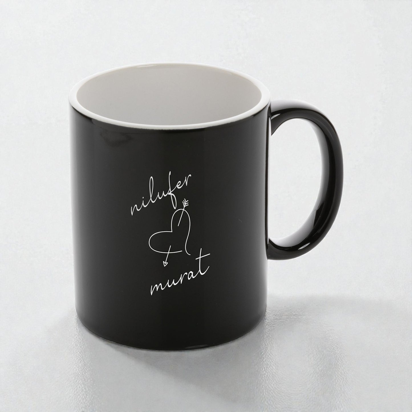 Ok ve Kalpli Siyah Kupa – Kişiye Özel