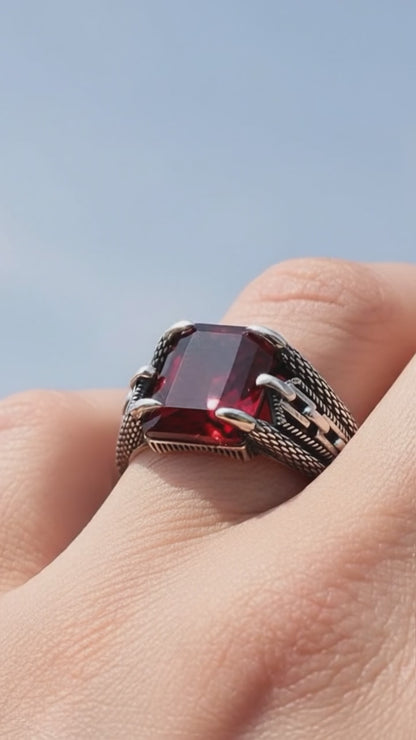 Herren-Silberring mit rotem Zirkonstein 